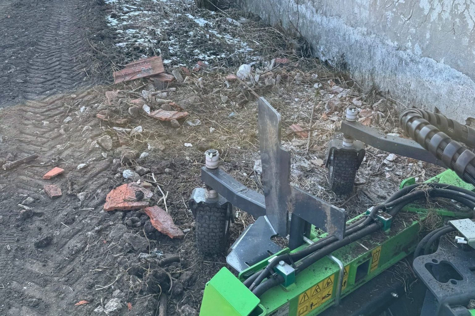 Čistenie pozemku motorovými hrabľami v družstve