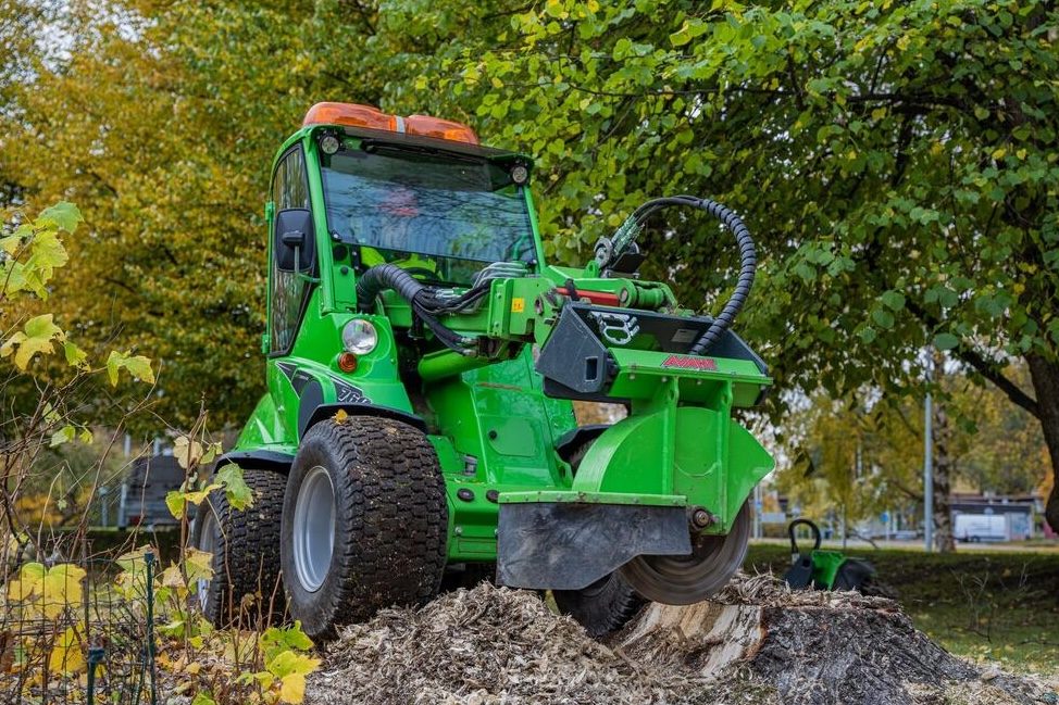 Frézovanie pňov pomocou Avant frézy