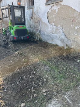 Čistenie pozemku motorovými hrabľami v družstve