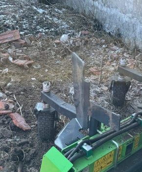 Čistenie pozemku motorovými hrabľami v družstve