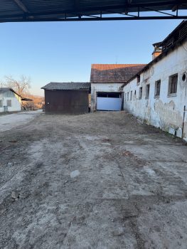 Zanedbaný pozemok druzstva po čistení